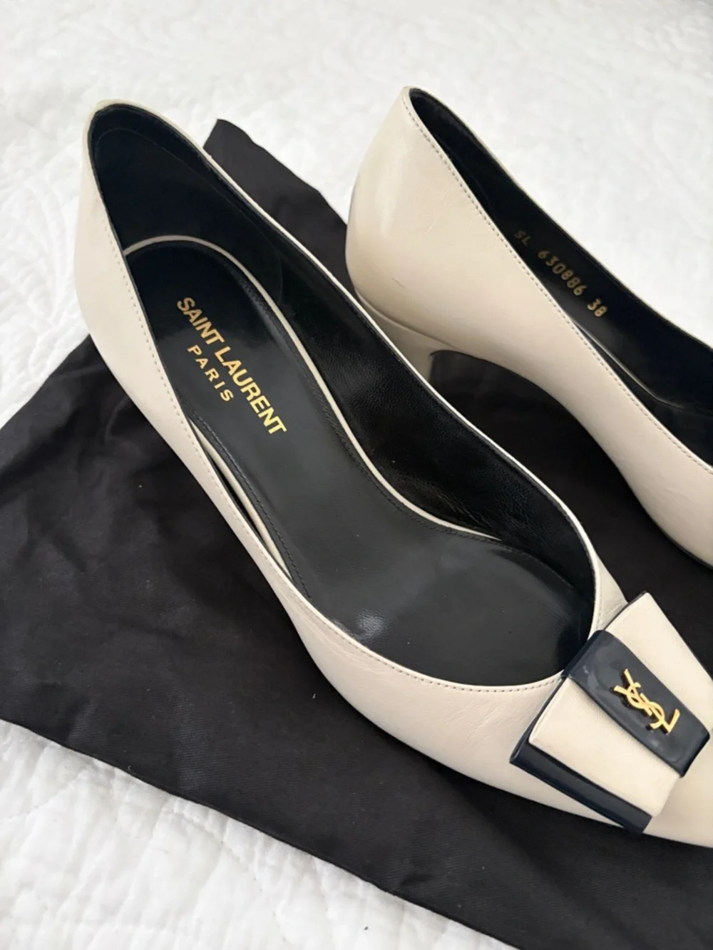 Saint Laurent Cream and Navy Pointed Leather Pumps - Picture 4 of 9